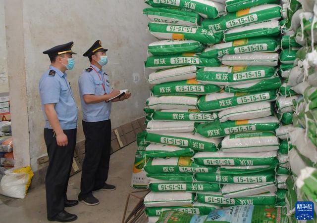 监督管理局蒋巷分局的工作人员在蒋巷镇的一家农资商店检查销售的化肥